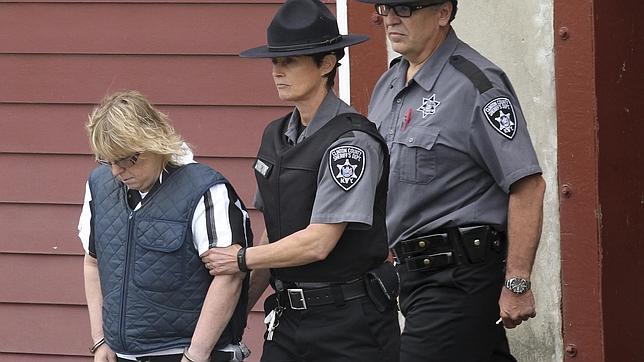 Joyce Mitchell es escoltada por dos agentes en EE.UU.