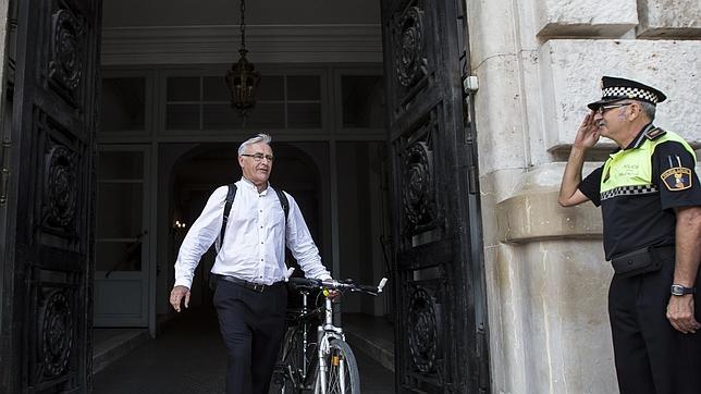 El alcalde de Valencia,Joan Ribó, sale del Ayuntamiento con su bicicleta