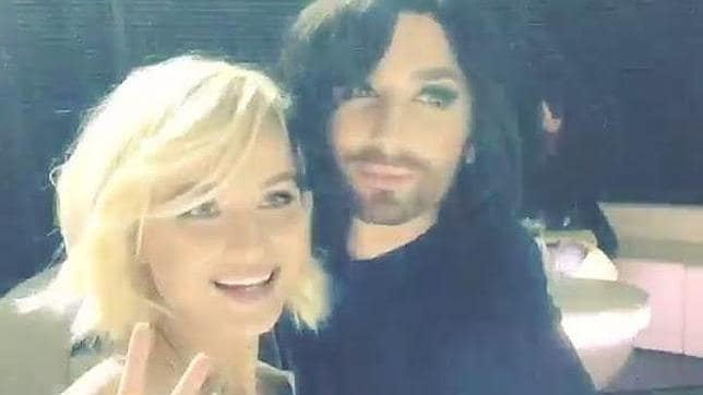 Un político ruso tilda de «traidora» a su representante en Eurovisión por dar un beso a Conchita Wurst