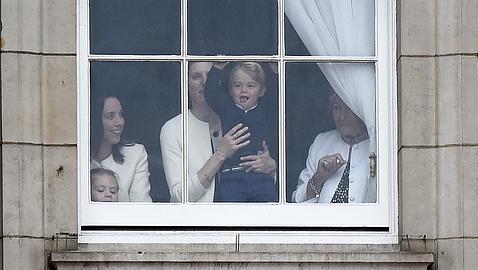 El Príncipe Jorge junto a su niñera María Teresa Turrión