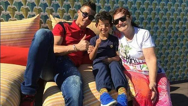 Cristiano Ronaldo junto a su madre y su hijo