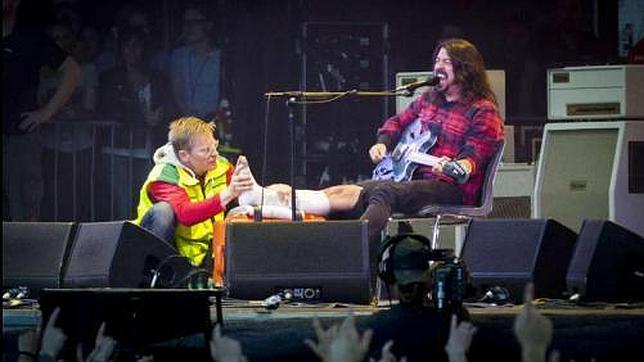 Dave Grohl, tras cancelar Glastonbury: «Tengo seis tornillos de metal en las piernas»