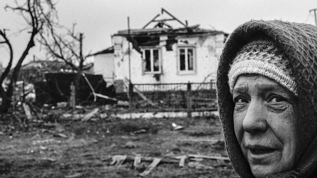 Una mujer recorre las ruinas de su aldea, destruida por la guerra en el este de Ucrania
