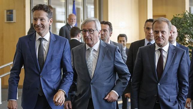 La votación en el Eurogrupo se pospone a julio, un aplazamiento que beneficia a De Guindos