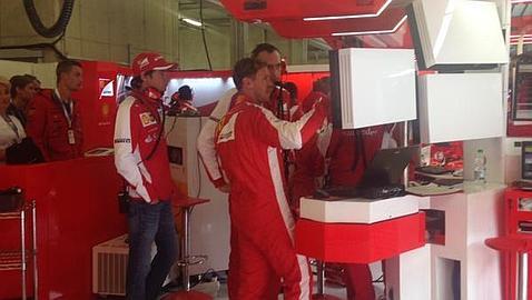 Vettel comenta el fallo con sus ingenieros