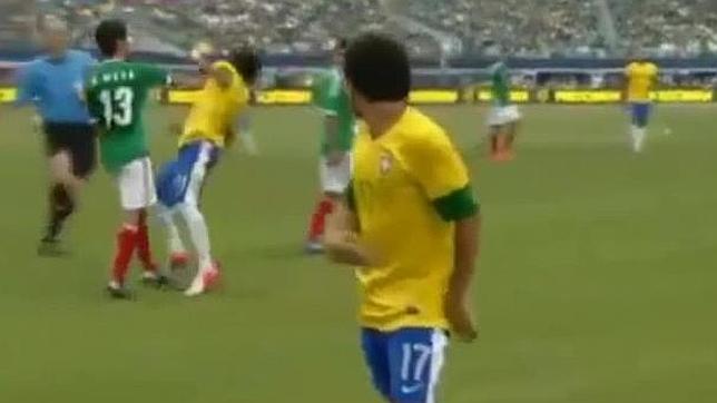 Momento en que Meza empuja a Neymar