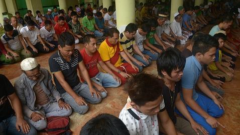 Musulmanes filipinos durante el rezo (AFP) 