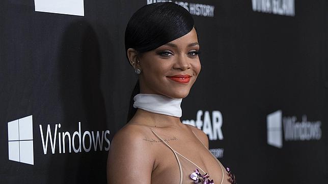 Rihanna se atreve con el diseño de tatuajes