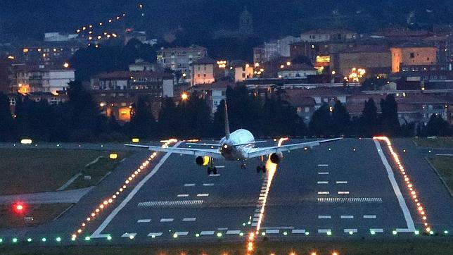 El piloto que «aparcó» su avión frente al bar