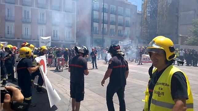 Los bomberos se vuelven a manifestar y persisten con su huelga