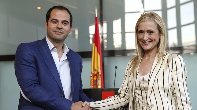 Ciudadanos vende más caro su apoyo a Cifuentes que a Díaz