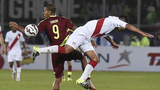 El veterano Pizarro da el primer triunfo a Perú y pone el grupo C al rojo vivo