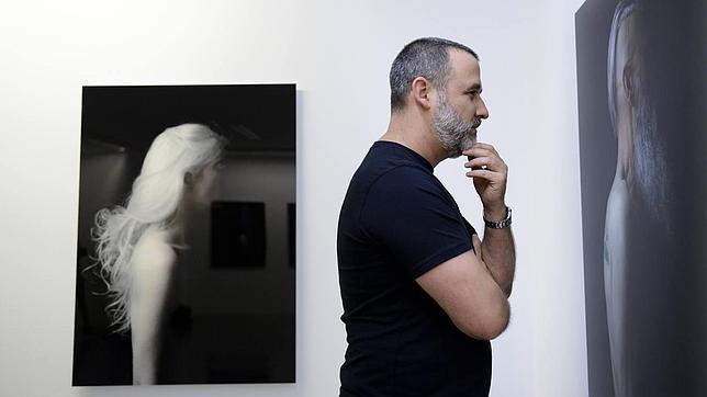 Rafael Díaz contempla una de las obras de su serie «Anonymous», en Álvaro Alcázar