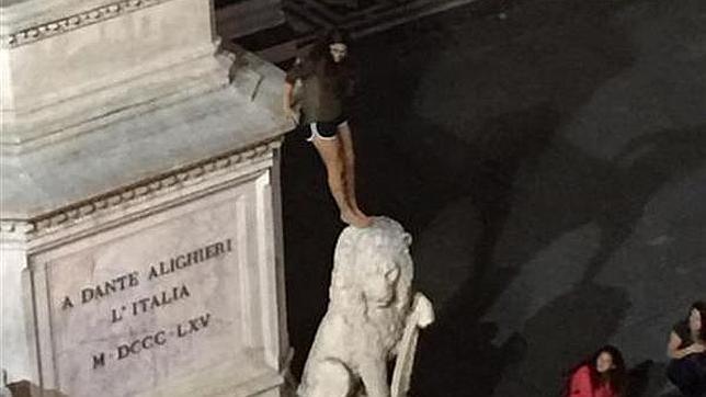 Una turista española indigna a Florencia al subirse a la estatua de Dante