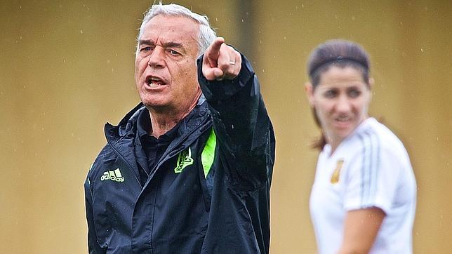 Ignacio Quereda, «dolido» con sus jugadoras, no piensa dimitir