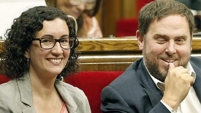 El ya candidato a la Generalitat por ERC Oriol Junqueras (dcha) junto a la número dos del partido, Marta Rovira (izda)