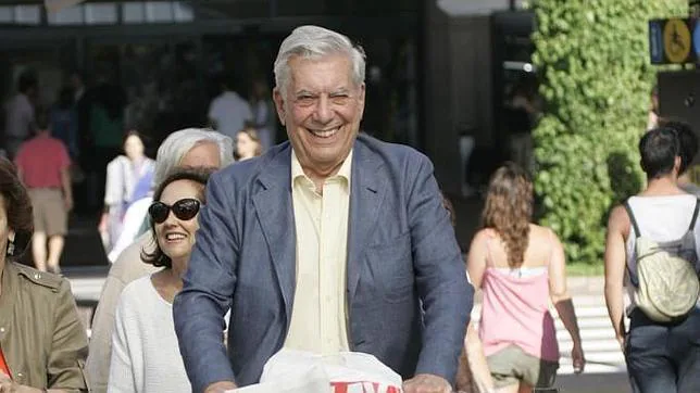 Mario Vargas Llosa en el aeropuerto de Madrid