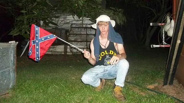 Dylann Roof  con la bandera confederada