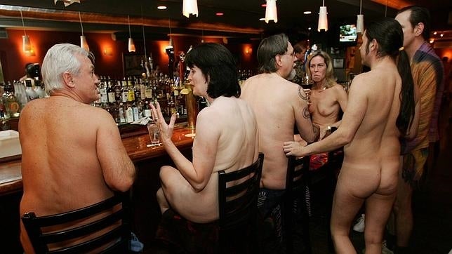 Beber desnudo en Madrid: bares donde hay que dejar fuera la ropa y la vergüenza