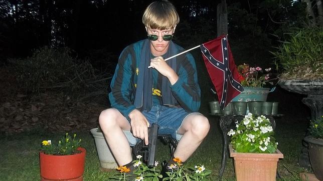 El presunto autor de la matanza de Charleston, armado y con la bandera confederada, en una imagen colgada en su web