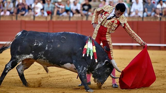 David de Miranda corta una oreja en la Maestranza