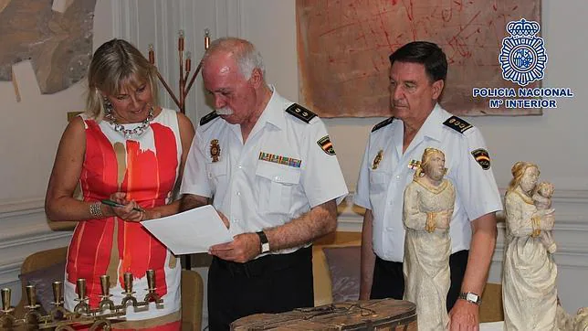 Momento de la entrega de las obras de arte a la embajadora de Suecia en España