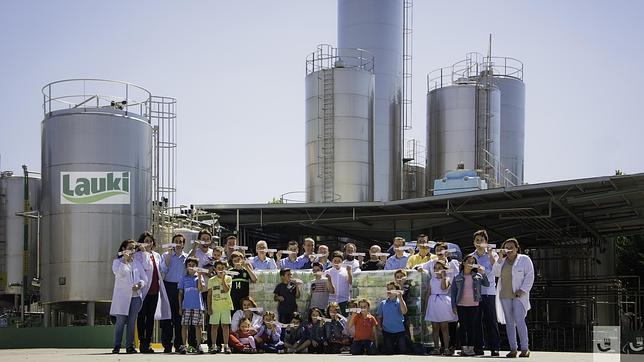 Lauki dona 1.500 litros de leche a la campaña «Ningún niño sin bigote»