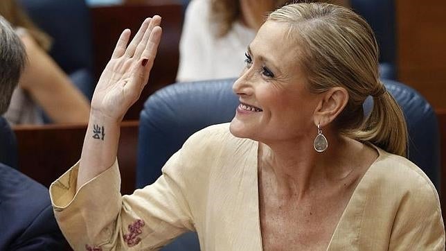 Los cinco tatuajes de Cifuentes, la séptima mujer en presidir una comunidad autónoma