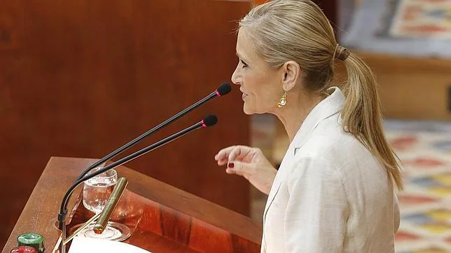 La candidata del PP a la Asamblea, Cristina Cifuentes, durante la  segunda sesión del debate de investidura en la Asamblea de Madrid