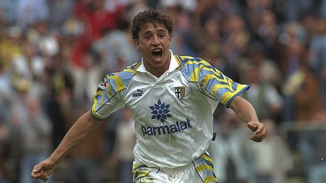 Hernán Crespo celebra un gol con el Parma
