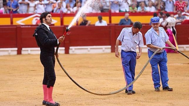 Una manguera para el recuerdo en la Feria de Hogueras