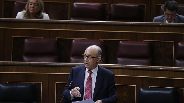 El ministro Montoro anuncia que las ayudas sociales serán «inembargables»