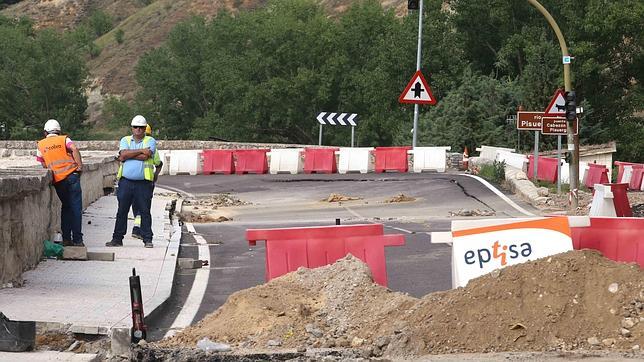 El muro de contención del puente  de Cabezón se derrumba completamente