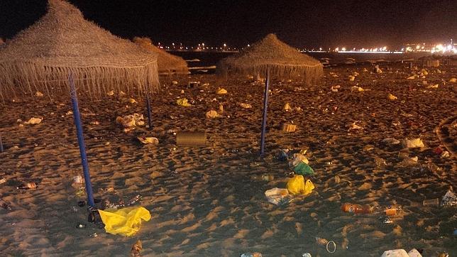 La noche de San Juan deja 21.000 kilos de basura en las playas de Valencia