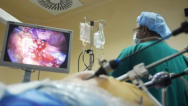 Una persona con cáncer de colon es operada en un hospital de Madrid