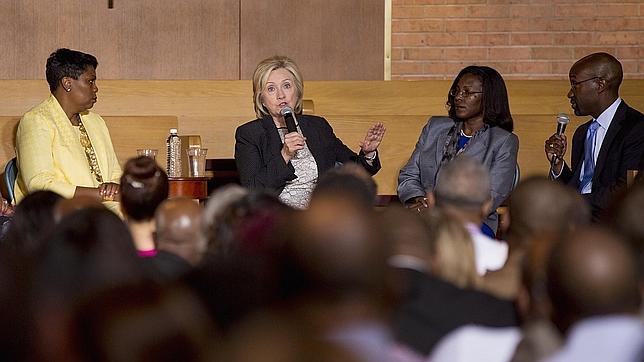 Hillary Clinton califica como «acto de terrorismo racista» el tiroteo en Charleston