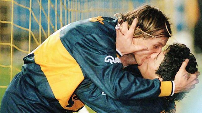 Diego Maradona y Claudio Caniggia se besan en el terreno de juego