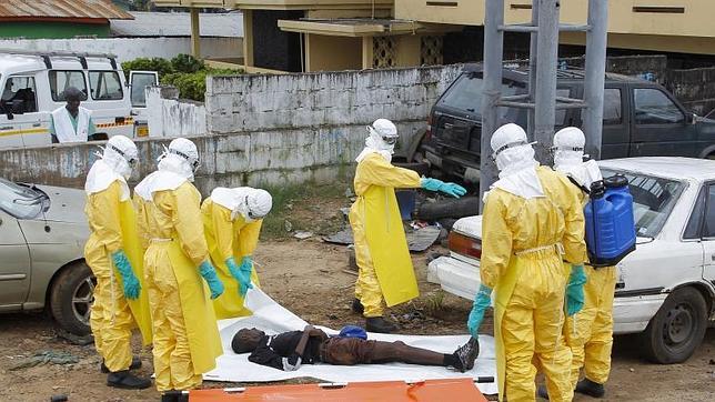 Un hombre contagiado de ébola es atendido por médicos en África occidental