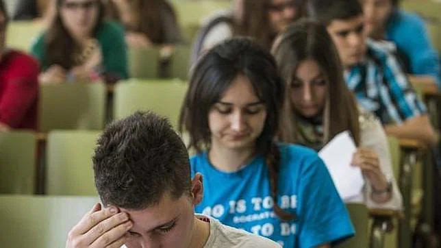 Un grupo de estudiantes presenta una prueba de selectividad para ingresar al sistema universitario
