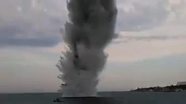 Vídeo: La impresionante explosión en Denia de una mina submarina de la Guerra Civil