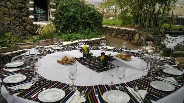 Mesa decorada al estilo canario