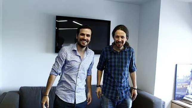 Alberto Garzón, líder de Izquierda Unida, reunido con Pablo Iglesias en la sede de Podemos