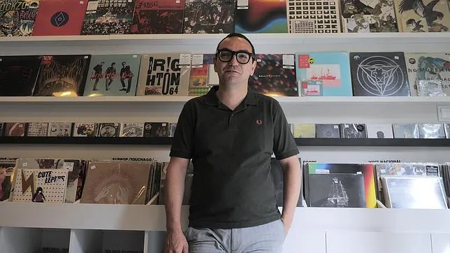 Jordi Llansamà, dueño de BCore, en la tienda de discos que acoge las oficinas del sello