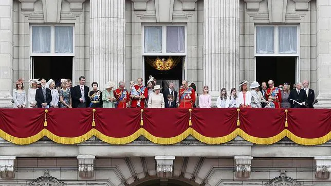 La familia real en el balcón del Buckingham tras el desfile militar Trooping the Colour