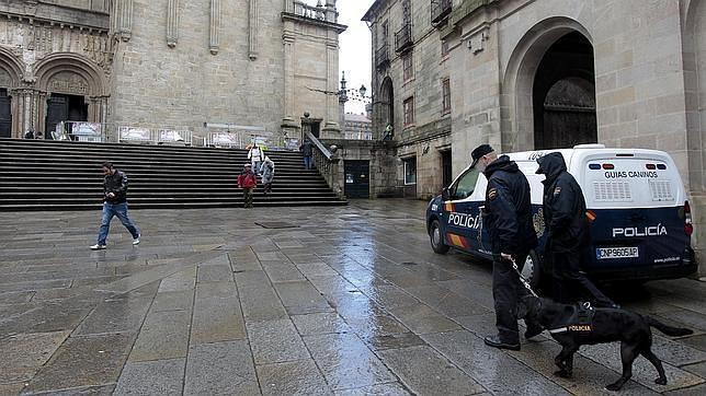 Dos agentes patrullan las inmediaciones de la Catedral de Santiago
