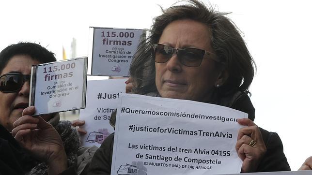 Víctimas y familiares de afectados por el accidente del Alvia, en una protesta reciente