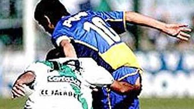 Riquelme y Santa Cruz, durante el partido