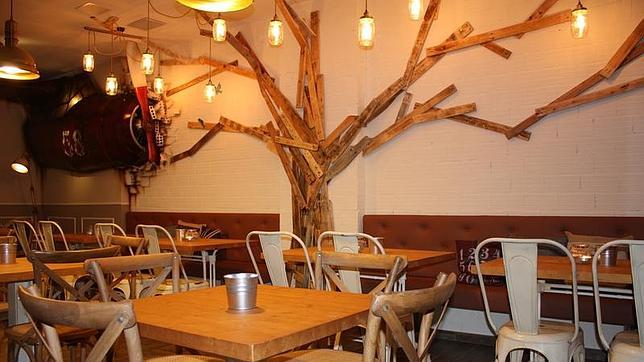 Interior del local, que cuenta con monitores especializados