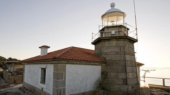 El faro dispone de una terraza con vistas al mar