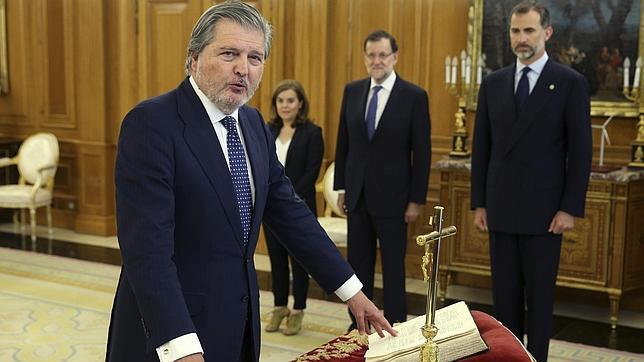 Íñigo Méndez de Vigo jura su cargo en Zarzuela ante el Rey